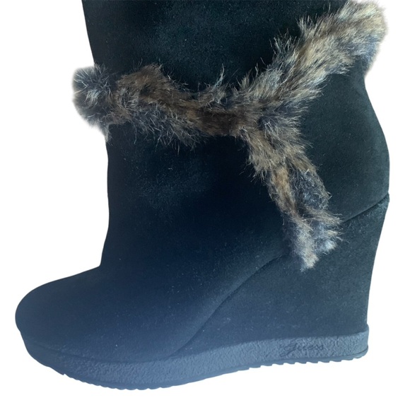 Guess OTK Suede Wedge Boots Faux Fur Trim Après-ski Winter Glam Black H3” 7.5. - Picture 6 of 7
